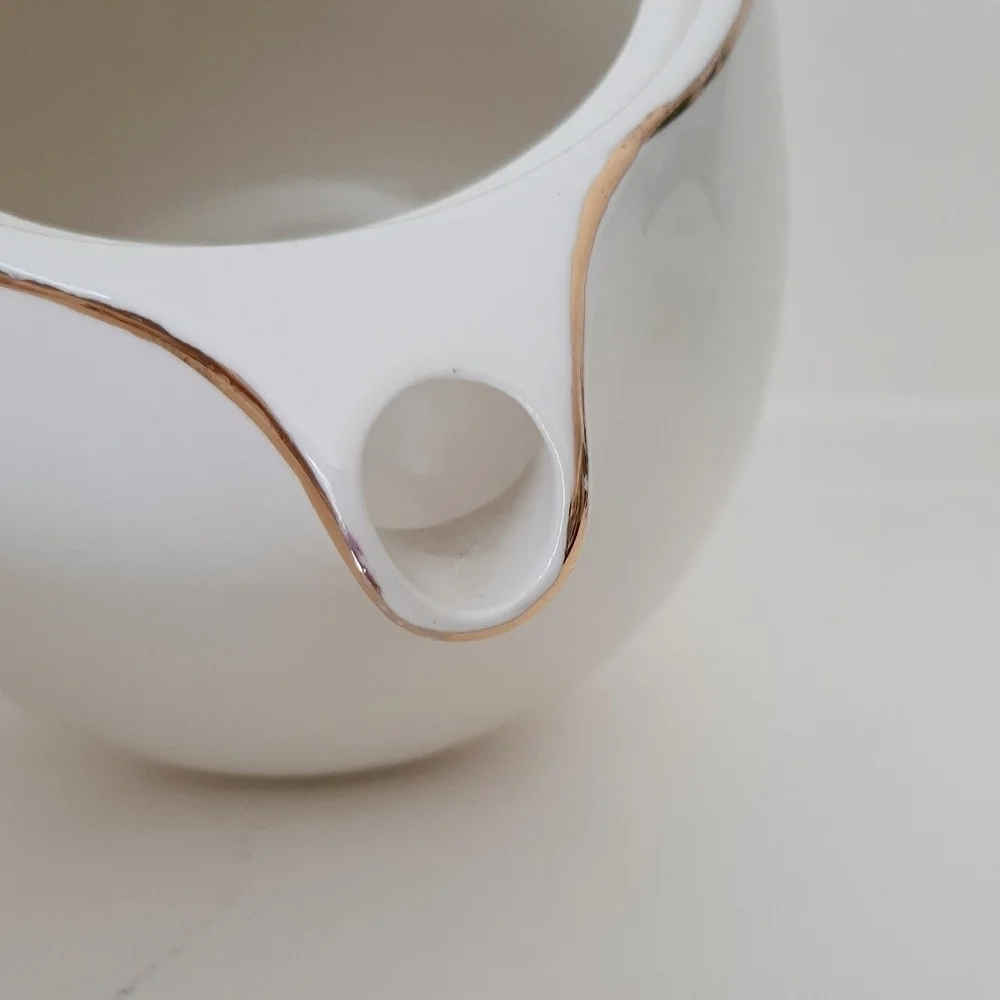 VTG TEAPOT AND CREAMER SET